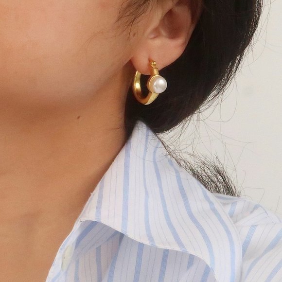 NEW 18K Gold Plated Pearl Hoop Earrings - Picture 2 of 8